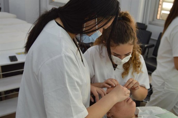 Actividad de Cruz Roja y el IES El Tablero con mujeres víctimas de violencia machista.