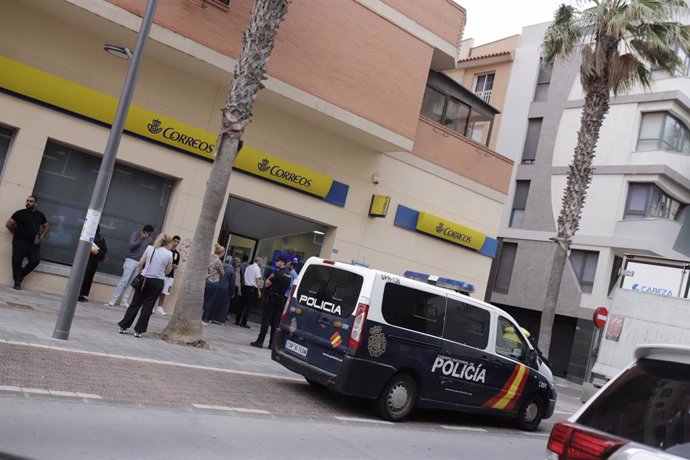 Un furgón policial frente a una oficina de correos, a 17 de mayo de 2023, en Melilla (España). El lunes 15 de mayo, Vox presentó ante la Junta Electoral Provincial un escrito en el que solicita la suspensión del voto por correo en la ciudad de Melilla d