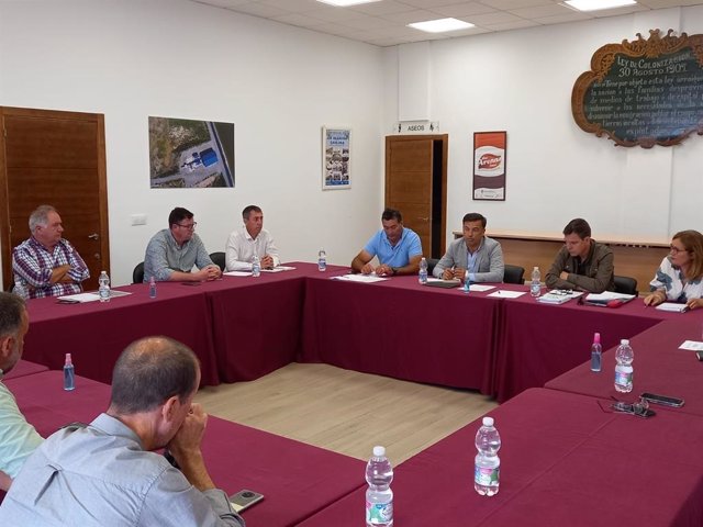 El delegado de Agricultura, Pesca, Agua y Desarrollo Rural de la Junta de Andalucía en Cádiz, David Gil, asiste a una mesa de trabajo sobre la zona de Monte Algaida en Sanlúcar de Barrameda (Cádiz)