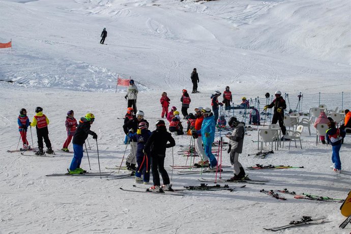 Archivo - Varias personas esquían en la nieve, a 8 de diciembre de 2022, en Grandvalira, Andorra