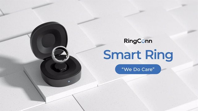 RingConn Smart Ring with the Charging Case