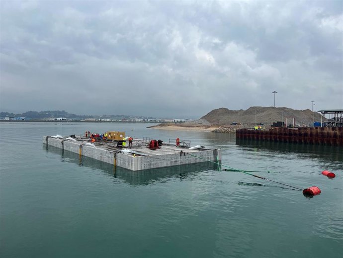 Trasladado el primero de los cinco cajones que formarán parte del Muelle de Raos 9.