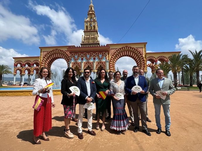 La candidata de Vox a la Alcaldía de Córdoba, Yolanda Almagro, (tercera por la derecha) con integrantes de su candidatura en la feria.