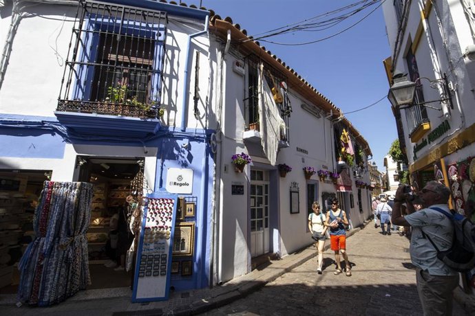 Archivo - Varias personas pasean por el casco histórico de Córdoba.