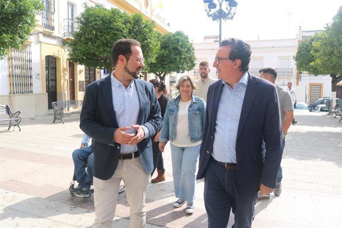 El candidato del PP a la Alcaldía de Beas, José Leñero, junto al presidente del PP de Huelva, Manuel Andrés González.