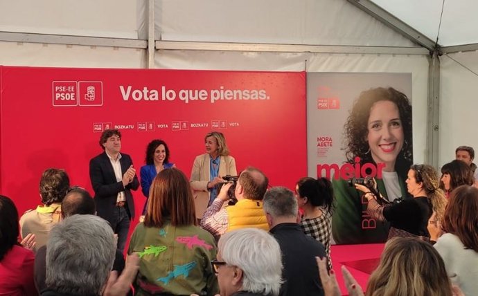 El secretario general del PSE-EE, Eneko Andueza, junto a la candidata a diputada general de Bizkaia del partido, Teresa Laespada, y la aspirante soliacista a alcaldesa de la villa, Nora Abete