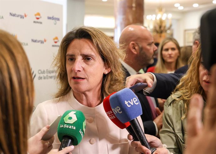 La vicepresidenta tercera del Gobierno de España y ministra de Transición Ecológica y Reto Demográfico, Teresa Ribera, atiende a los medios en una foto de archivo.