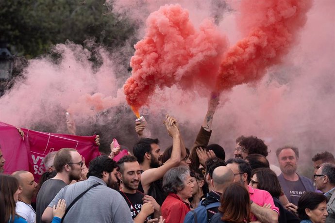 Activistas de la Antiga Massana interrumpen el acto central de campaña de BComú en plaza Catalunya.