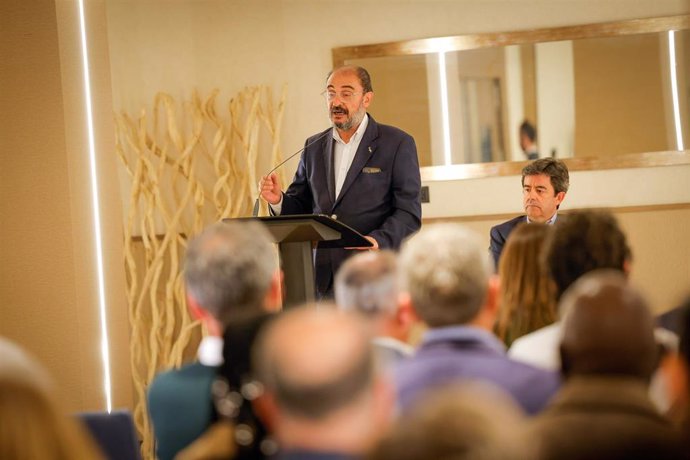 Javier Lambán, junto al alcalde de Huesca y candidato a la reelección, Luis Felipe