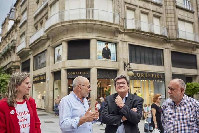(I-D) La secretaria general del PSOE en Ourense, Natalia González, el candidato del PSdeG a la Alcaldía de Ourense, Paco Rodríguez, el ministro de Inclusión, Seguridad Social y Migraciones, José Luis Escrivá, y el secretario de organización del PSOE en 