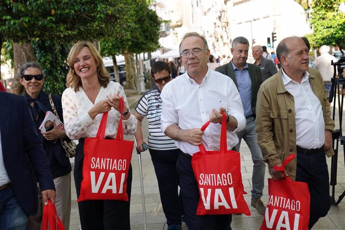 En Santiago, la ministra de Educación, Pilar Alegría,  junto al candidato del PSOE a la Alcaldía de Santiago, Xosé Sánchez Bugallo, y el senador Xoaquín Fernández Leiceaga