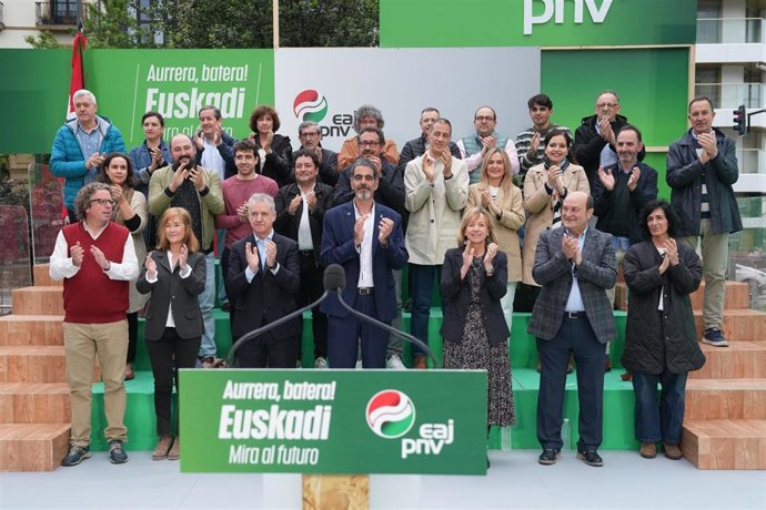 El lehendakari, Iñigo Urkullu,  el alcalde y candidati a la reelección Eneko Goia ,  la candidata a diputda generalde Gipuzkoa, Eider Mendoza y el presidente del EBB del PNV, Andoni Ortuzar durante el mitin ofrecido en San Sebastian