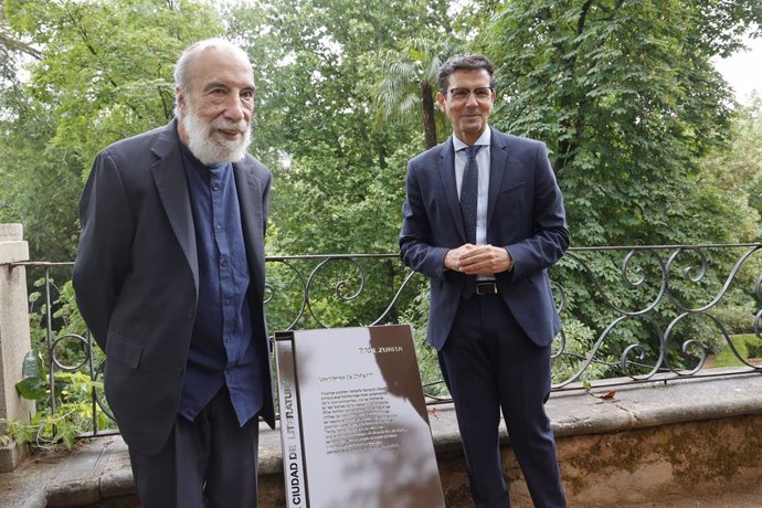 Raúl Zurita y Francisco Cuenca, en el Carmen de los Mártires