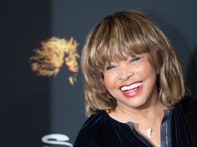 Archivo - FILED - 23 October 2018, Hamburg: US-born Swiss singer Tina Turner poses at a photo shoot for the musical "Tina - The Tina Turner Musical".  The queen of R&B has opened up about her most private moments and fears in "Tina", a documentary that pr