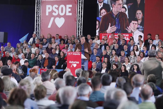 El secretario general del PSOE y presidente del Gobierno de España, Pedro Sánchez, interviene durante un acto de campaña en el Recinto Ferial, a 24 de mayo de 2023, en Gijón, Asturias (España). 
