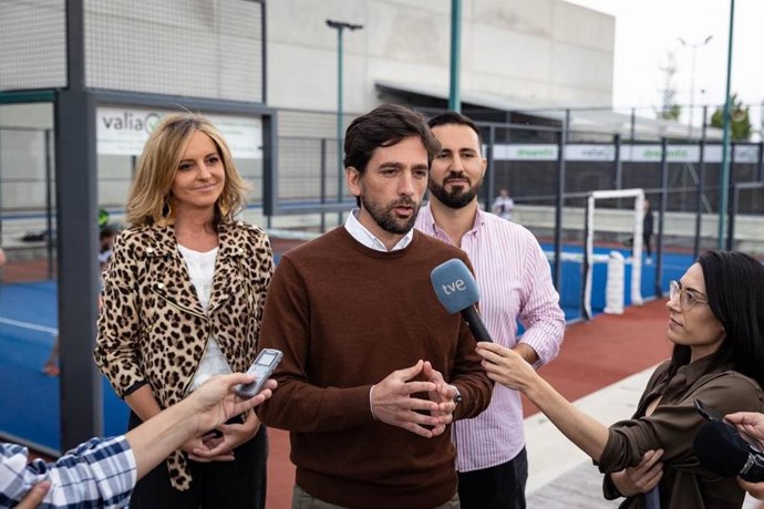 El secretario general de Ciudadanos, Adrián Vázquez, atiende a los medios junto a la candidata a la Comunidad de Madrid, Aruca Gómez, y el candidato en esa ciudad, Joaquín Patilla.