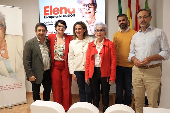 Teresa Ribera con miembros de la candidatura del PSOE en Alcalá la Real