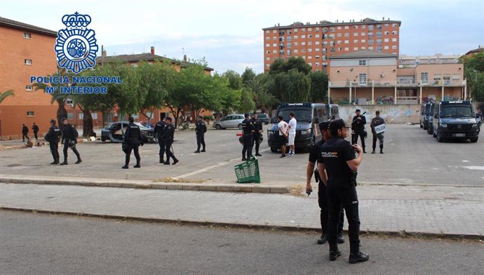 Dispositivo de la Policía Nacional en el barrio de La Coma, en Paterna (Valencia)