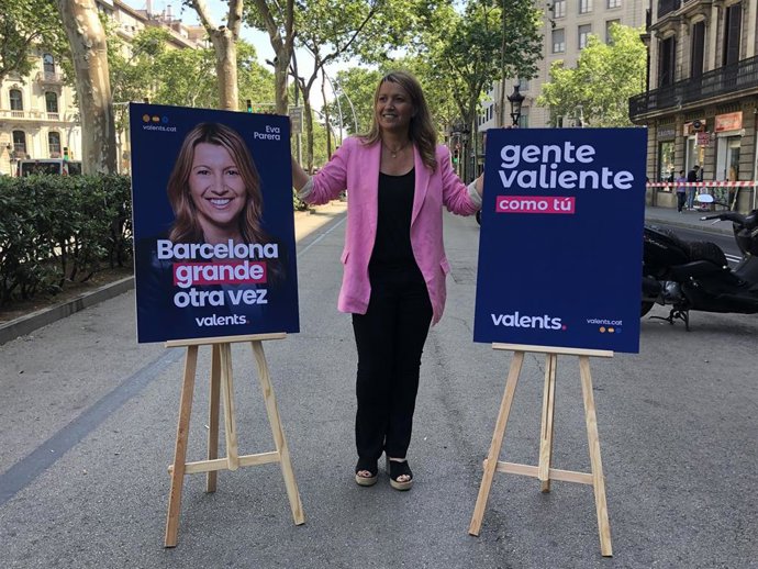 La alcaldable de Valents en Barcelona, Eva Parera, junto al cartel de su campaña electoral
