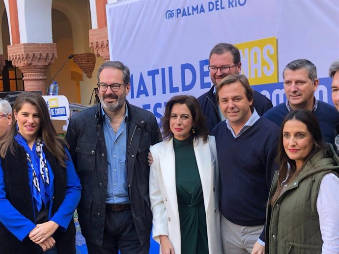 Archivo - El secretario general del PP de Andalucía, Antonio Repullo, con Mati Esteo, candidata a la Alcaldía de Palma del Río (Córdoba), y el presidente provincial del PP, Adolfo Molina, junto a distintos representantes del PP.