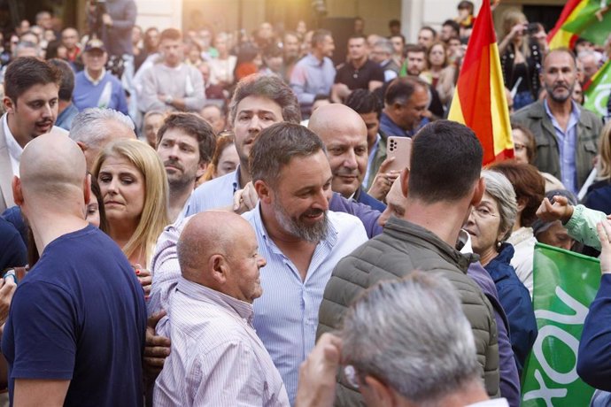 El líder de Vox, Santiago Abascal (c), durante un mitin en la Plaza Ayuntamiento de Alicante
