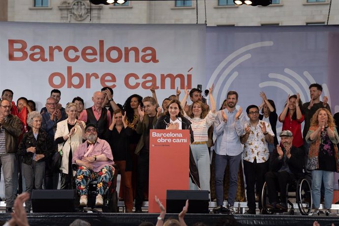 La alcaldesa de Barcelona y candidata de BComú a la reelección, Ada Colau, en el acto central de campaña en plaza Catalunya con el resto de su equipo e integrantes de la candidatura.