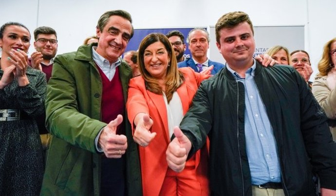 Los candidatos del PP a la Presidencia de Cantabria y a la Alcaldía de Torrelavega, María José Sáenz de Buruaga y Miguel Ángel Vargas, junto al exalcalde Ildefonso Calderón