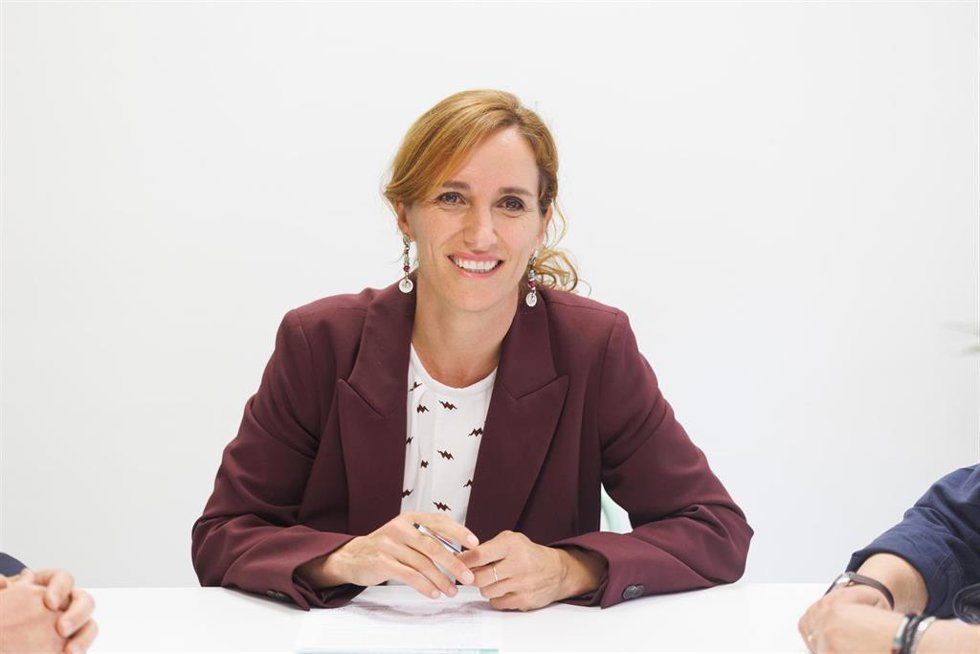 La candidata de Más Madrid a la Presidencia de la Comunidad, Mónica García, durante su reunión con la Federación del Taxi y Élite Taxi, en la sede de Más Madrid
