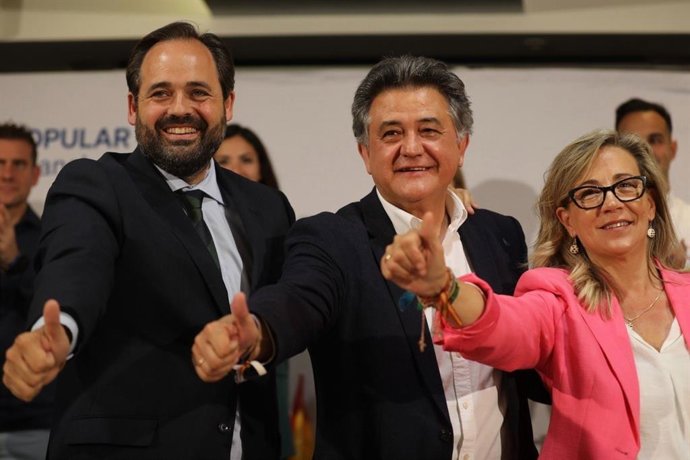 El candidato del PP a la Presidencia de Castilla-La Mancha, Paco Núñez, junto al candidato de Daimiel, Leopoldo Sierra, y la cabeza de lista a las Cortes por Ciudad Real, Lola Merino