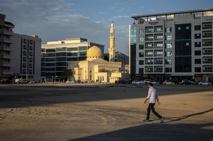 Archivo - Un transeúnte en el Museo del futuro en el distrito financiero de Dubái, en Emiratos Árabes Unidos