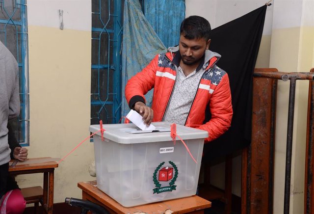 Archivo - Un ciudadano vota en unas elecciones locales en Bangladesh