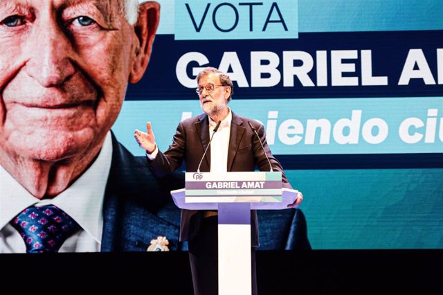 Rajoy y Arenas piden el voto para que Gabriel Amat "siga haciendo de Roquetas de Mar una gran ciudad"