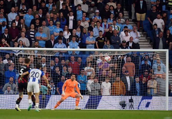 24 May 2023, United Kingdom, Brighton: Brighton and Hove Albion's Julio Enciso (2nd L) scores his side's first goal during the English Premier League soccer match between Brighton and Hove Albion and Manchester City at the American Express Community Sta