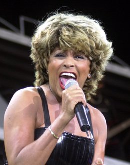 Archivo - FILED - 03 July 2000, Lower Saxony, Hanover: American-Swiss singer Tina Turner performs during a concert at the Niedersachsenstadion in Hanover. Rock icon Tina Turner, known for hits like "What's Love Got to Do with It" and "Proud Mary," has d