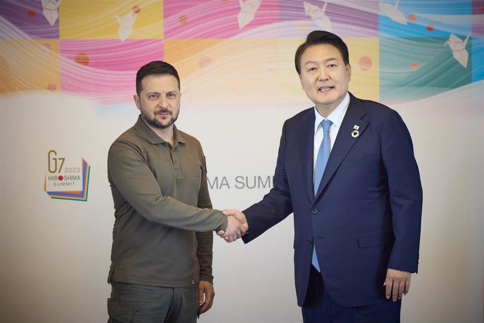 Yoon Suk Yeol y Volodimir Zelenski en Hiroshima, Japón