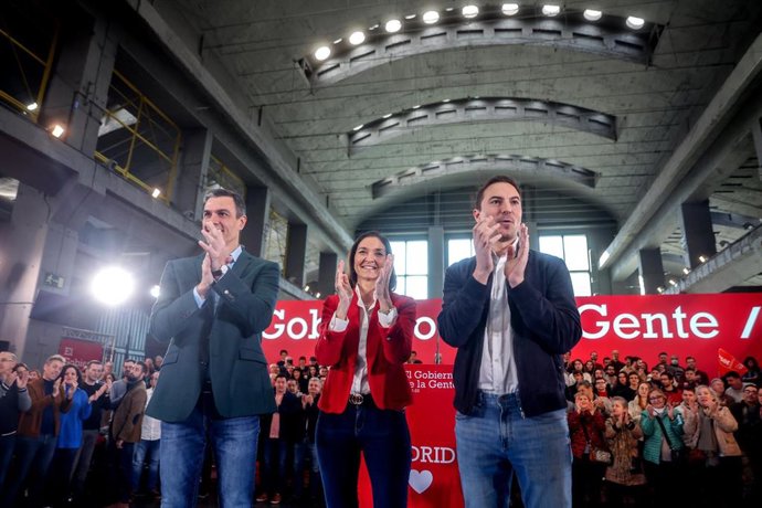 Archivo - El secretario general del PSOE y presidente del Gobierno, Pedro Sánchez (i), presenta a la ministra de Industria, Comercio y Turismo, Reyes Maroto, como candidata a la alcaldía de Madrid, junto al secretario general de los socialistas madrileñ