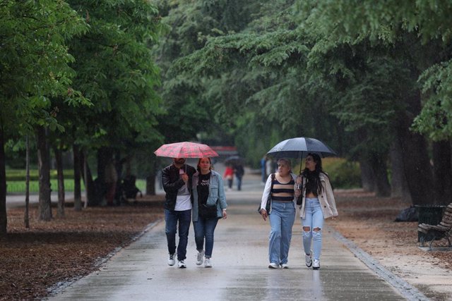 Varias personas pasean por el parque de El Retiro, a 23 de mayo de 2023, en Madrid (España). La Agencia Estatal de Meteorología (Aemet) prevé lluvias en la región madrileña todo lo que queda de semana ocasionadas por una DANA (Depresión Aislada en Niveles