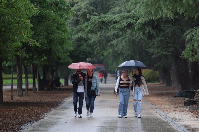 Varias personas pasean por el parque de El Retiro, a 23 de mayo de 2023, en Madrid (España). La Agencia Estatal de Meteorología (Aemet) prevé lluvias en la región madrileña todo lo que queda de semana ocasionadas por una DANA (Depresión Aislada en Nivel