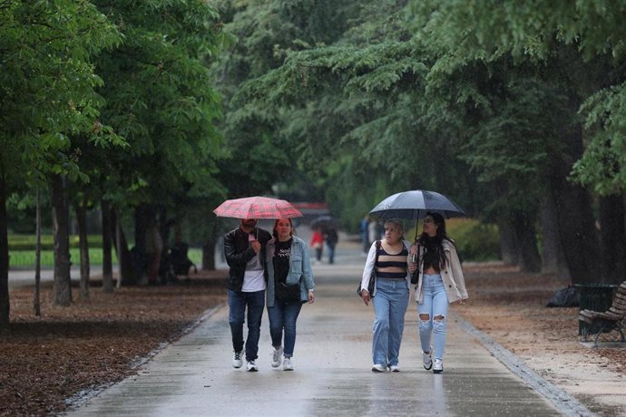 Varias personas pasean por el parque de El Retiro, a 23 de mayo de 2023, en Madrid (España). La Agencia Estatal de Meteorología (Aemet) prevé lluvias en la región madrileña todo lo que queda de semana ocasionadas por una DANA (Depresión Aislada en Nivel