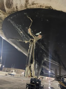 Estado en el que ha quedado el velero tras recibir el impacto de un grupo de orcas.