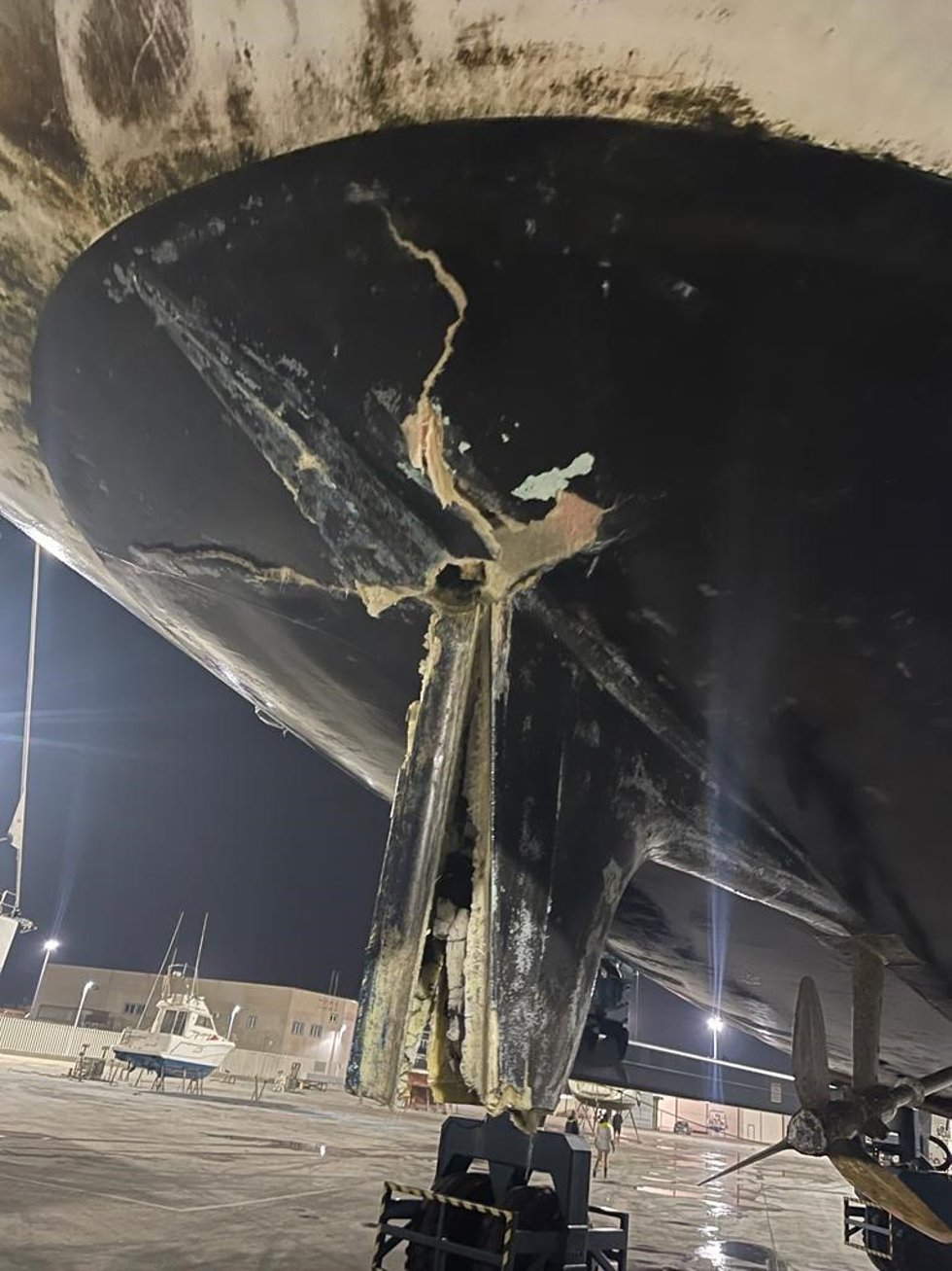 Estado en el que ha quedado el velero tras recibir el impacto de un grupo de orcas.