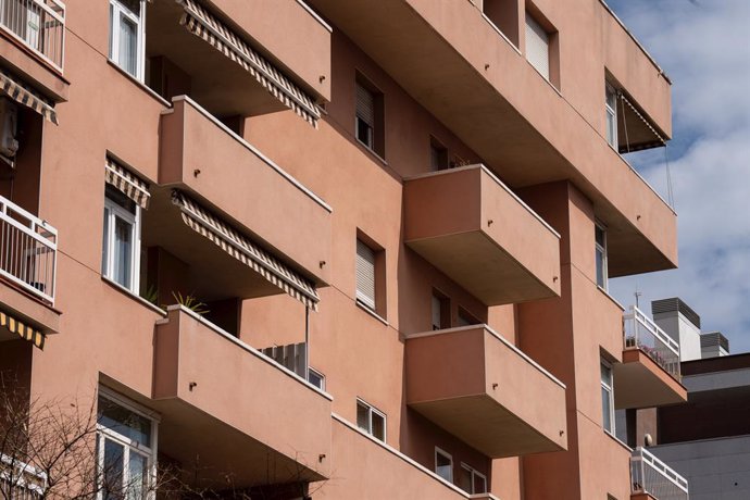 Fachada de un edificio, a 25 de abril de 2023, en Barcelona, Catalunya (España). La oferta de viviendas en alquiler ha caído un 51% en Barcelona desde el inicio de la legislatura, en 2019, según un comunicado de Idealista hoy. Barcelona es la segunda ca