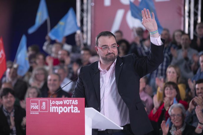 El secretario general de la FSA-PSOE, el presidente y candidato a la reelección del Principado de Asturias, Adrián Barbón.