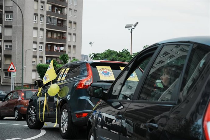 Caravana de vehículos convocada por la plataforma "Ertzainas en Lucha", ErNE, Esan, Euspel y SiPE en Bilbao