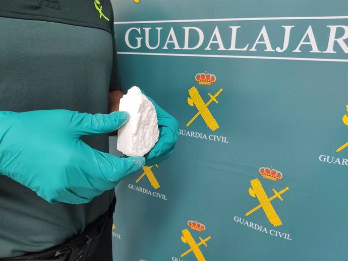 La Guardia Civil intervino más de 100 gramos de cocaína que el detenido transportaba en su vehículo.