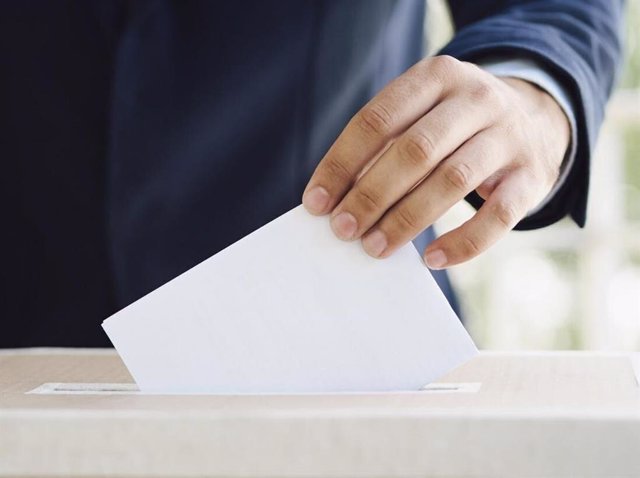 Vueling ofrece soluciones si tienes un vuelo y has sido elegido para participar en una mesa electoral