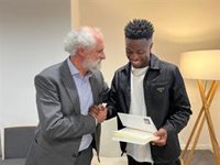 Cueto entrega a Vinícius un libro sobre Mandela y le dice que "no hay espacio para el racismo ni para los 'peros'
