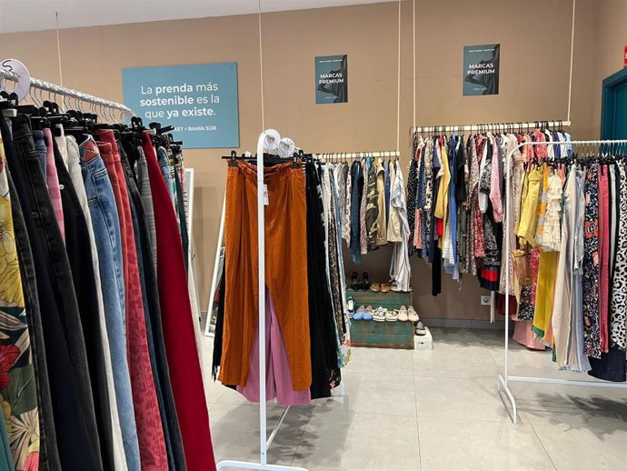 Bahía Sur contará hasta este sábado con un Pop Up de ropa de segunda mano gestionado por la firma Hibuy Market .