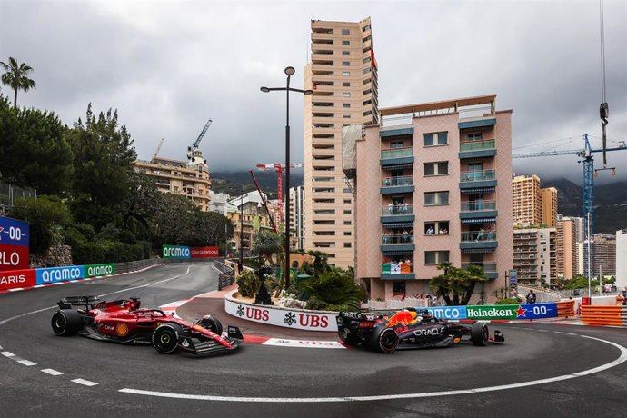 Archivo -  Charles Leclerc (Ferrari) y Max Verstappen (Red Bull), en el GP de Mónaco 2022. 