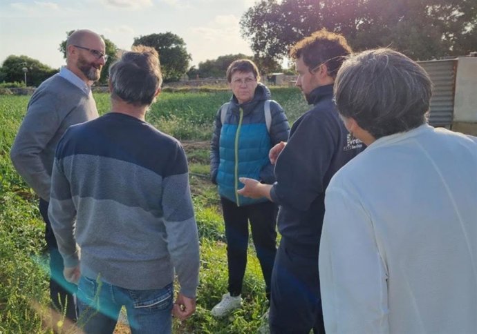 El actual director general de Agricultura, Ganadería y Desarrollo Rural del Govern y candidato en la lista electoral de Unidas Podemos al Parlament, Fernando Fernández, y la candidata de UP al Govern, Antnia Jover, visitando una explotación agraria